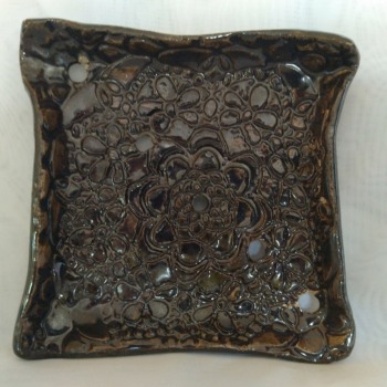 Czarna elegancka mydelniczka ceramiczna z koronką
