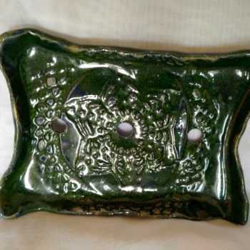 Elegancka ceramiczna mydelniczka z koronką