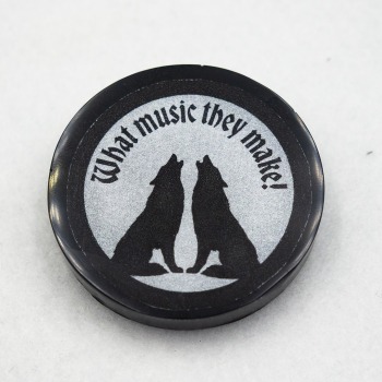 Przypinka gotycka z żywicy z wilkami pin_print Goth 004