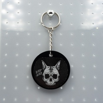Brelok gotycki z żywicy z czaszką kota brelok print_goth 002