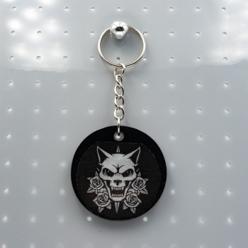 Brelok gotycki z żywicy z czaszką kota i różami brelok print_goth 006
