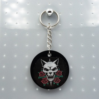 Brelok gotycki z żywicy z czaszką kota i różą brelok print_goth 007