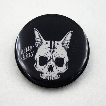 Przypinka gotycka z żywicy z czaszką kota pin_print Goth 010