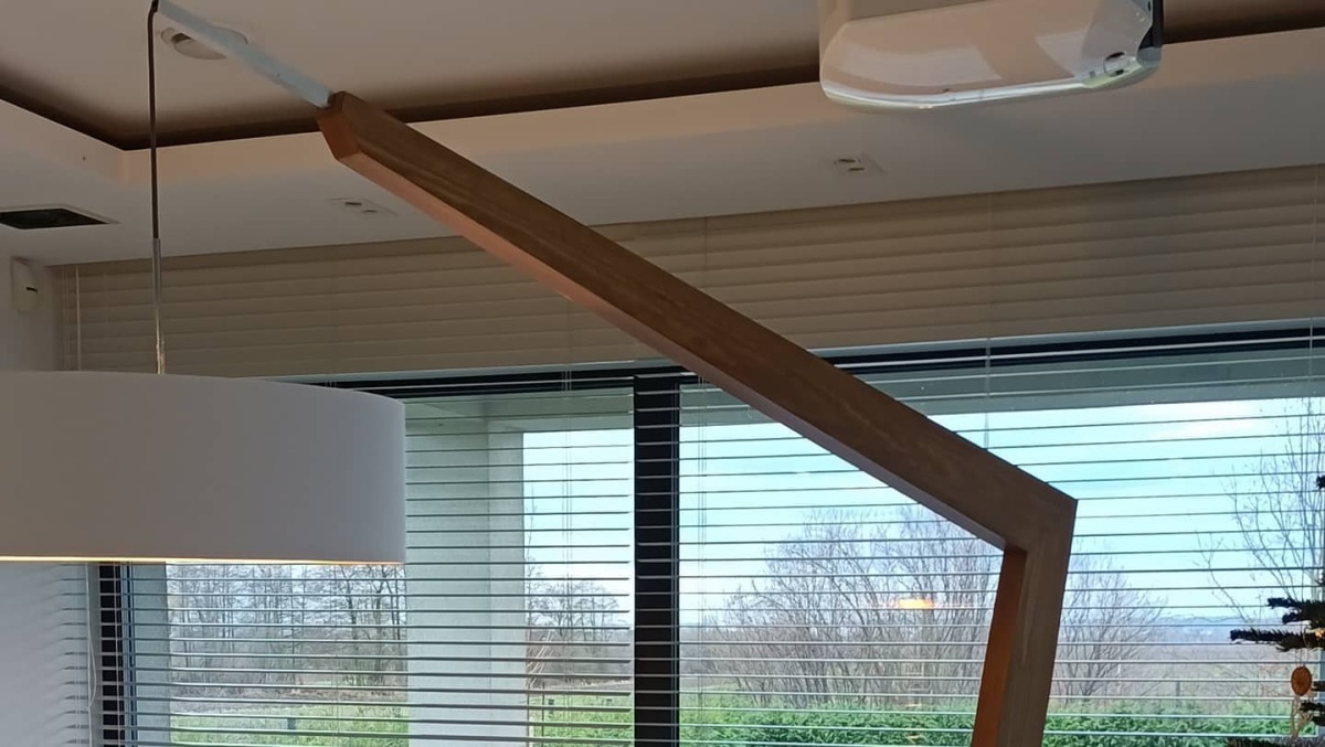 „Lampa Podłogowa Artystyczna – Światło i Forma”