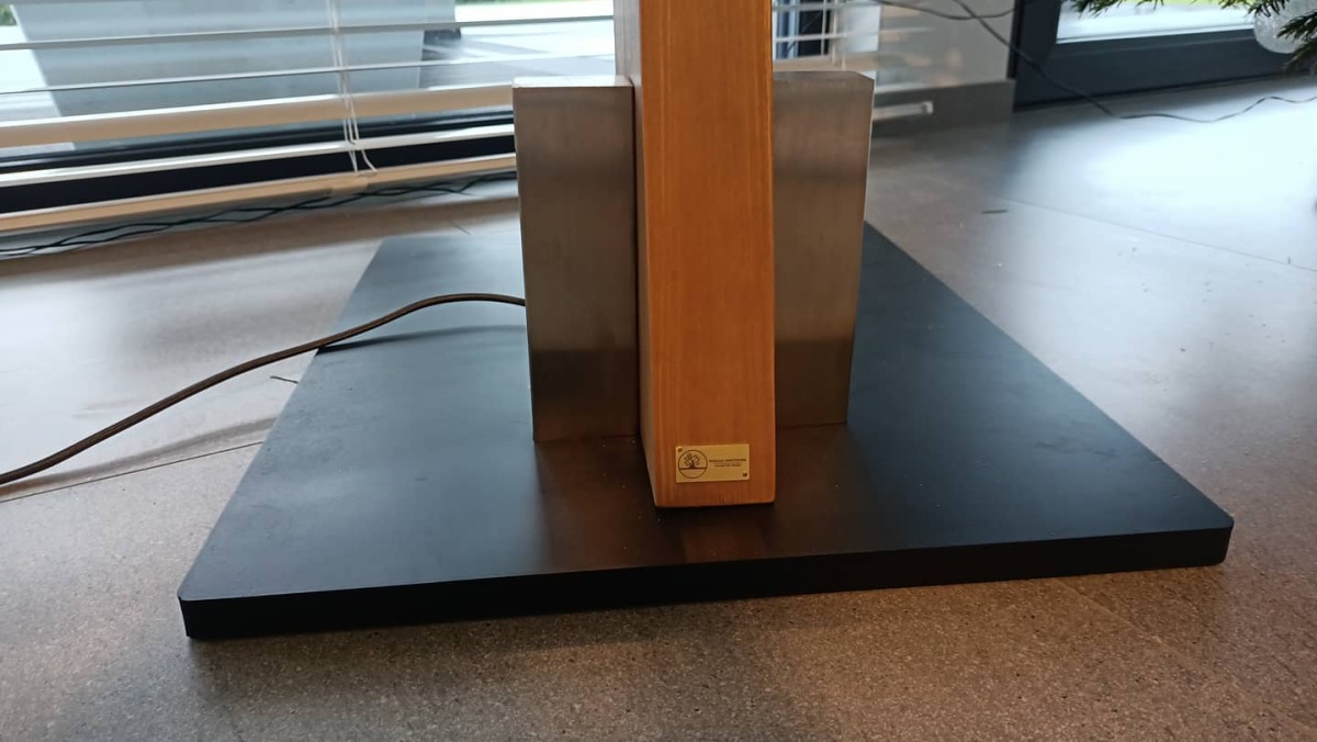 „Lampa Podłogowa Artystyczna – Światło i Forma”