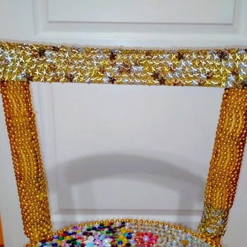 Drewniane krzesło z kolorową dekoracją